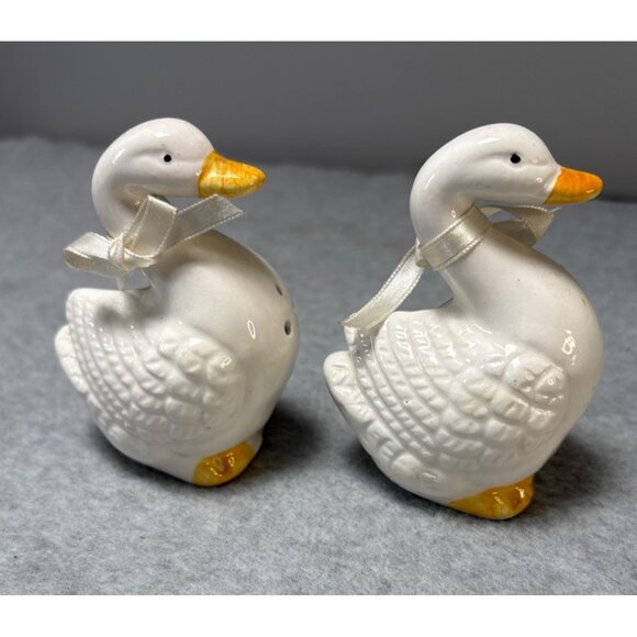 Vintage Ceramic Duck Salt & Pepper Shakers with Ribbon Bows - White & Yellow - A - Picture 5 of 9